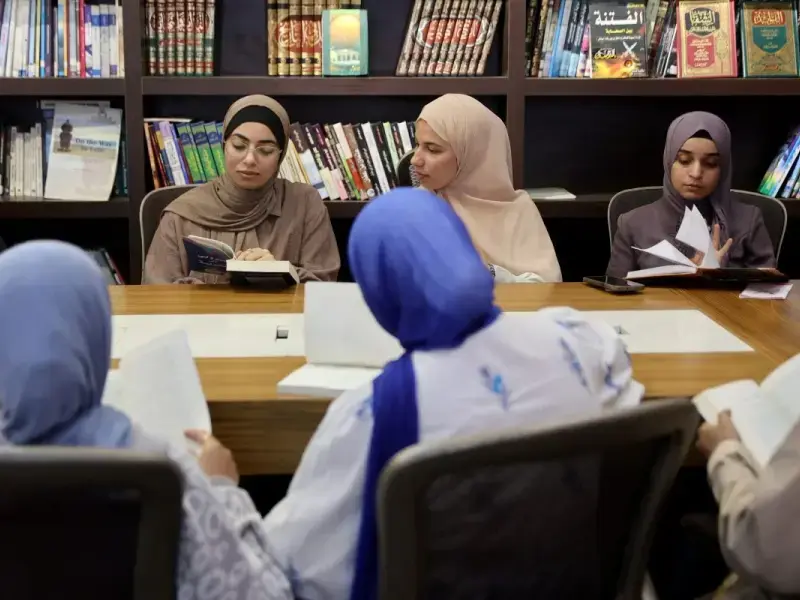 Dopo quasi tre anni di distruzione, due ragazzi hanno aperto la prima nuova libreria di Gaza