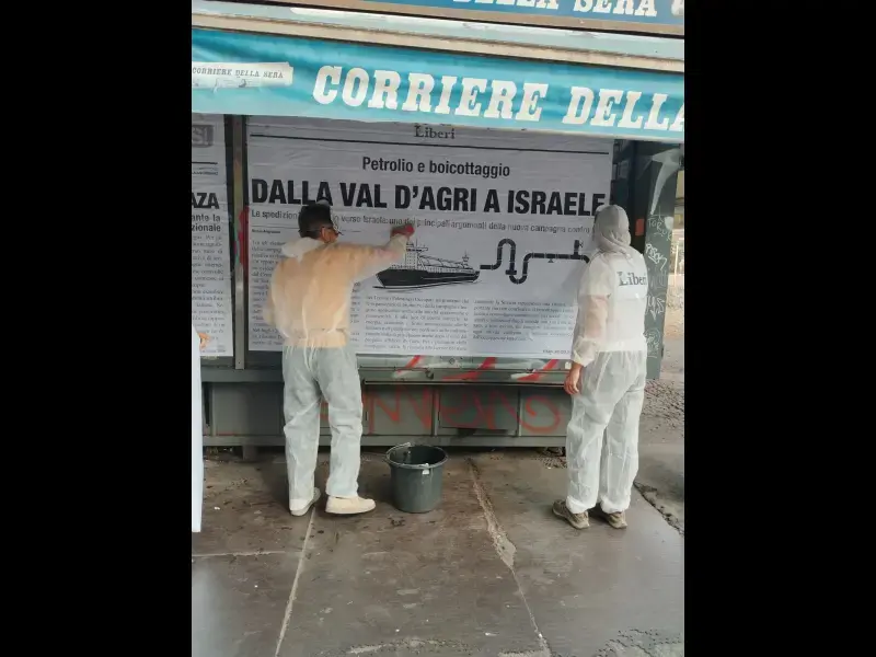 BDS: Le edicole dismesse tornano a parlare: affissioni in cinque città contro i rapporti tra Eni e Israele.
