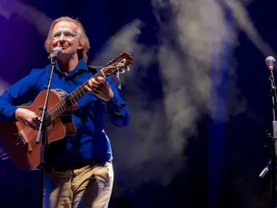 Nuovo Cantacronache Vol. 9: la satira civile di Luca Maciacchini