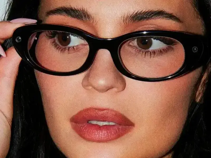 I Meta Glasses di Kyle Jenner, o di come Big Tech ha capito che basta un buon design e un bel viso per farci accettare l’inaccettabile