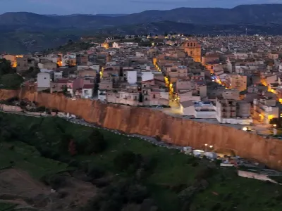 Niscemi: le case sull’orlo del precipizio insegnano che bisogna alleggerire l’Italia dal cemento