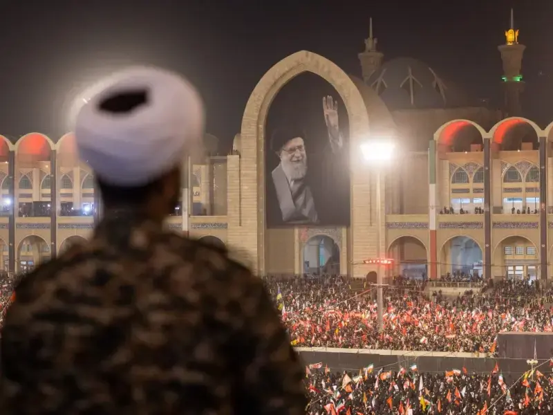 Al funerale dell’ayatollah Ali Khamenei c’erano proprio tutti, tranne suo figlio e successore Mojtaba