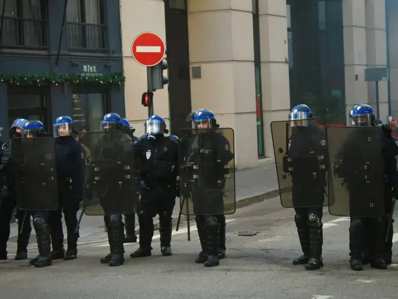 “Il caso 137” è un film sugli abusi della polizia in Francia nel 2018 che riguarda anche l’Italia