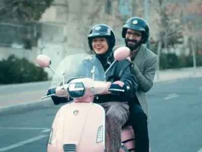 Al bar Dante danno un fantasy coi capelli blu