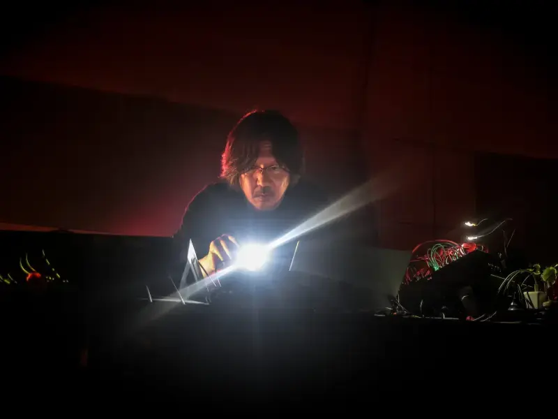 Frequenze senza confini: quando l’avanguardia globale risveglia il sottosuolo locale