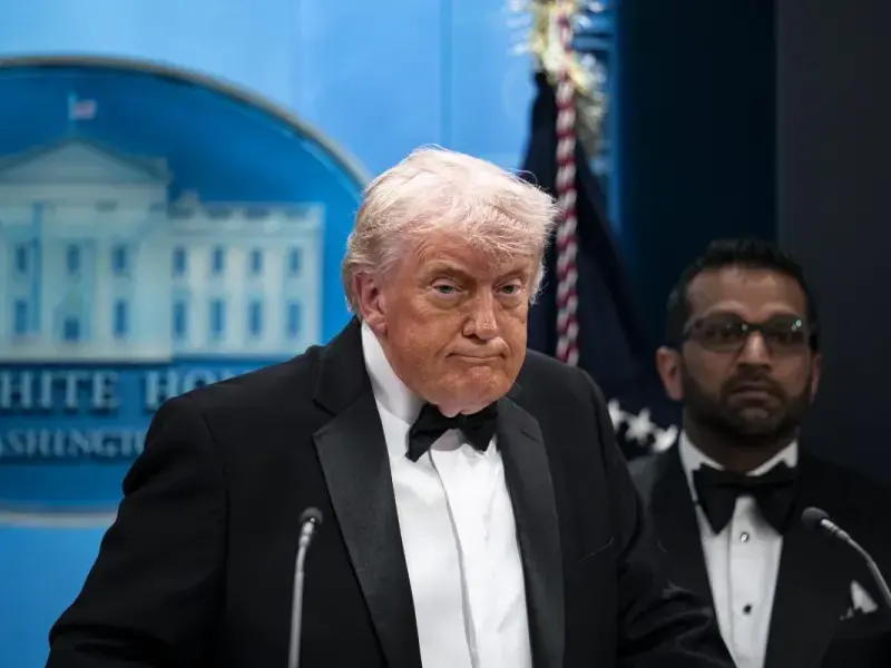 Internet ha reagito in due modi all’attentato a Donald Trump: buttandola sul ridere e gridando al complotto