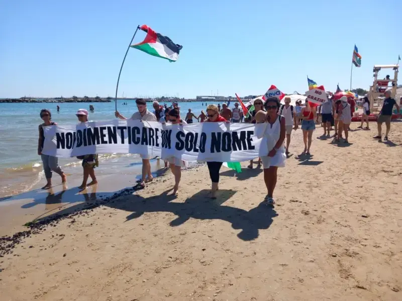 Ferragosto di memoria e denuncia: A Fano il corteo ha percorrendo la spiaggia con i nomi dei bambini di Gaza
