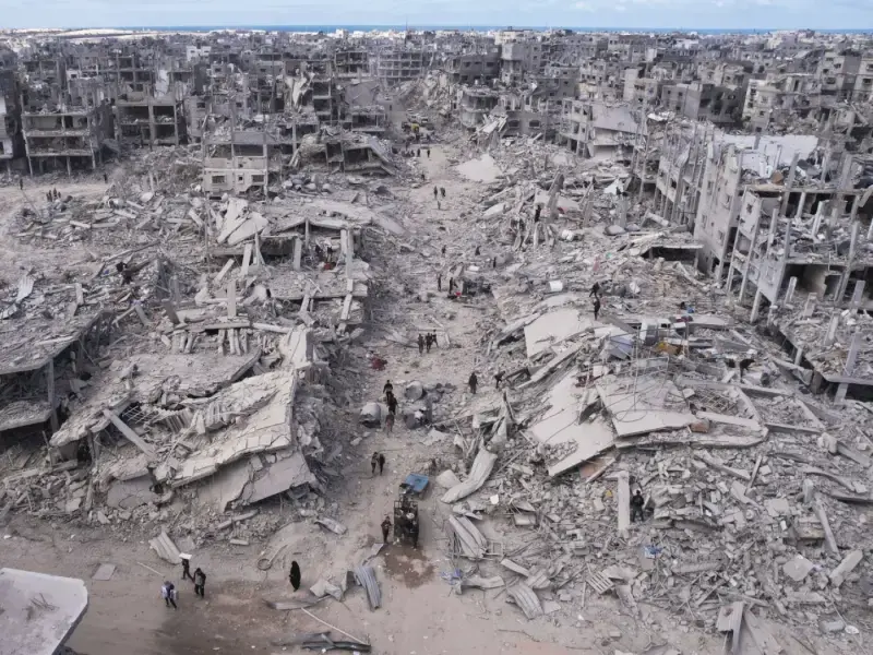 Un’enorme distesa di macerie. La città di Rafah rasa al suolo. Le immagini satellitari