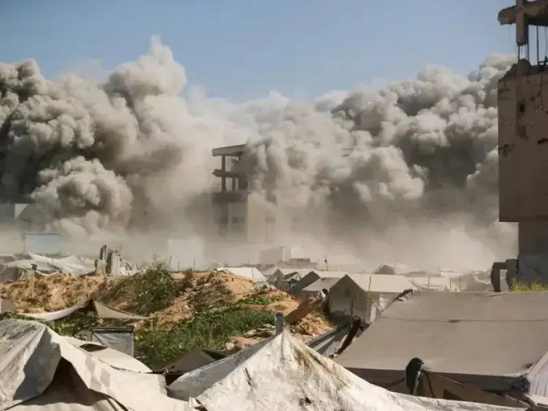 GAZA. bombe sul funerale e nuove demolizioni