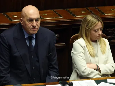 Sigonella: incredibile la versione di Crosetto sul no ai bombardieri USA