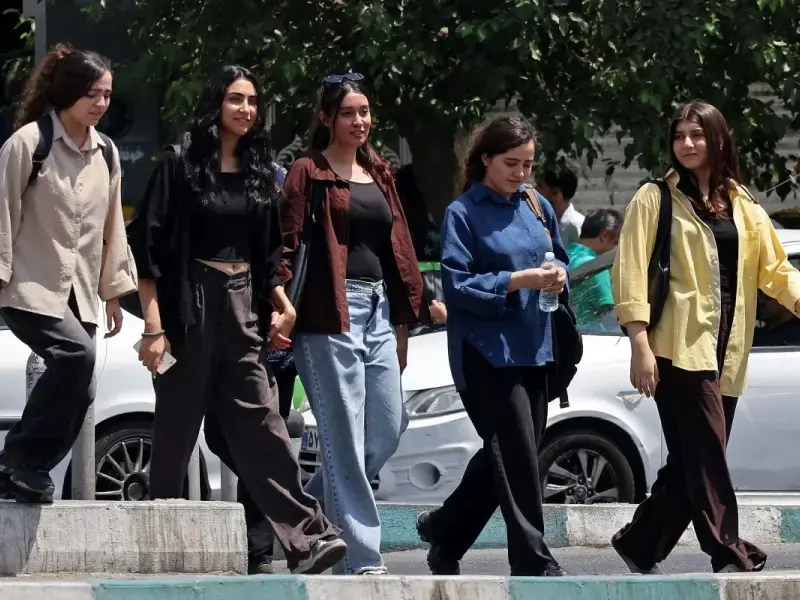 Le donne iraniane si stanno togliendo il velo e stavolta il regime è troppo impegnato nella guerra con gli Usa per farci qualcosa