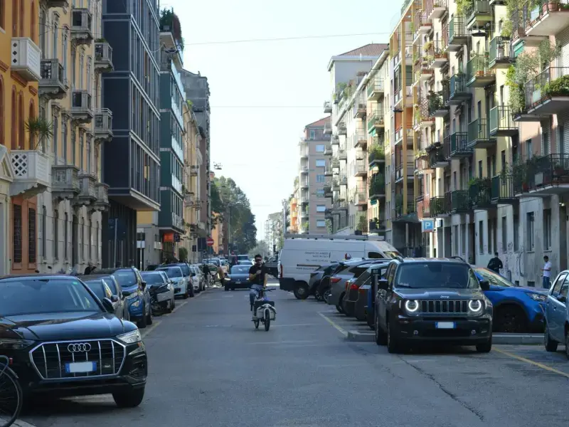 Ogni anno le auto vendute in Europa “crescono” di 1,2 centimetri. A rischio spazi e sicurezza