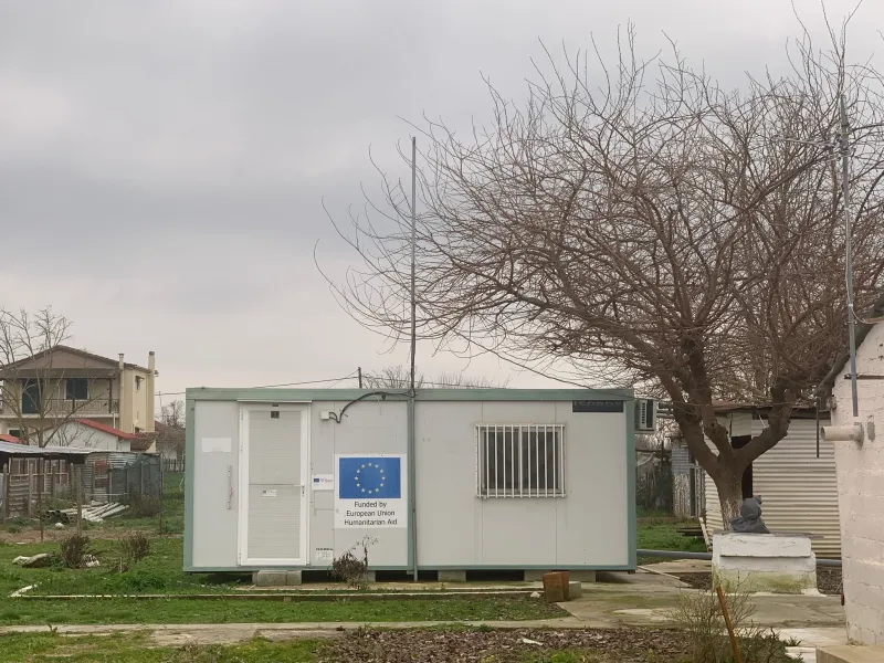 La coabitazione forzata tra greci e richiedenti asilo nel campo di Koutsochero