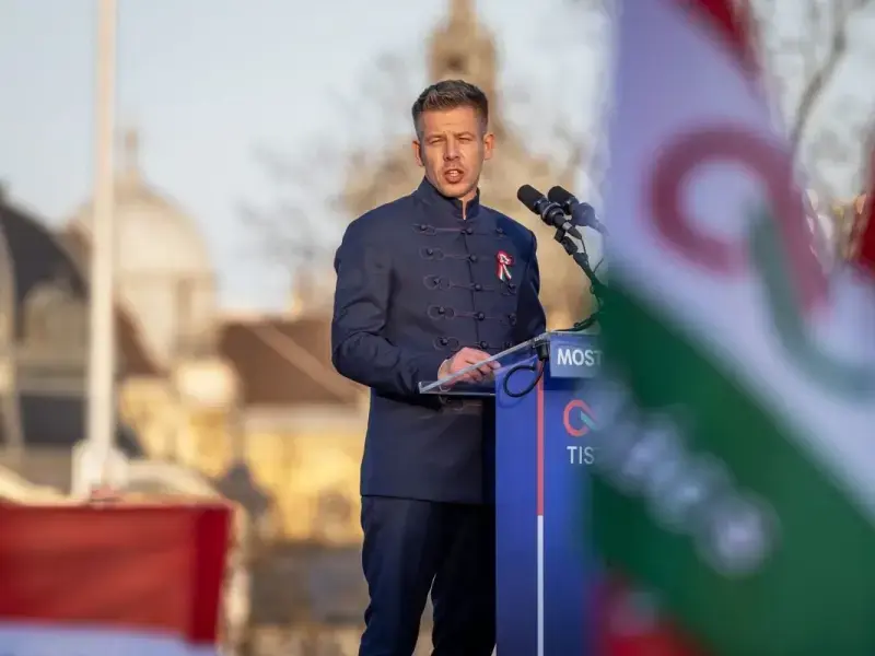 Il ritorno della Napoleon Jacket non è l’ennesimo trend nostalgico ma un altro, preoccupante messaggio politico