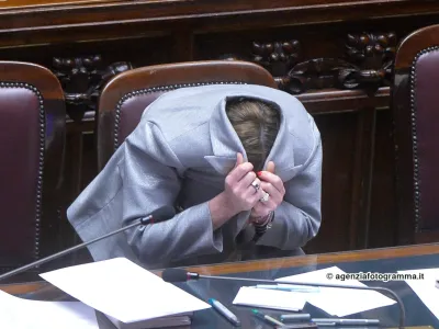 Pusher ucciso a Rogoredo, l’indagine smentisce l’assoluzione del poliziotto pretesa da Salvini e Meloni. Ma nessuno chiede scusa