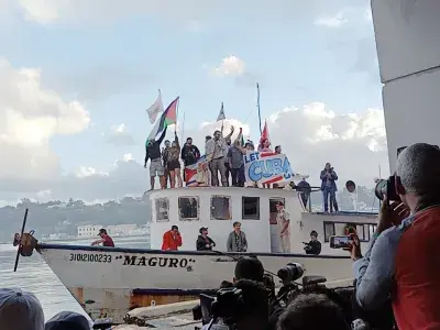 La Flotilla Nuestra America sbarca a Cuba accolta da una folla festante