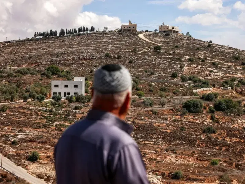 Dei coloni israeliani hanno bloccato l’esercito israeliano mentre stava facendo rientrare in casa una famiglia palestinese eseguendo l’ordine di un tribunale israeliano
