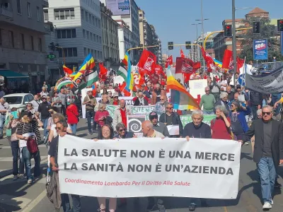 Milano, 10.000 persone manifestano per il diritto alla salute