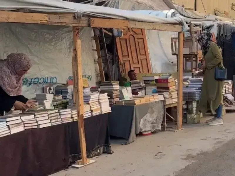 Questo popolo ha sette anime. 16esima puntata: Raccogliendo libri da sotto le macerie è nata la Biblioteca della Tenda per salvare le menti di Gaza