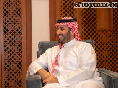 Usa e Israele ci tolgono l’energia? Meloni non protesta, ma va in pellegrinaggio dal principe macellaio