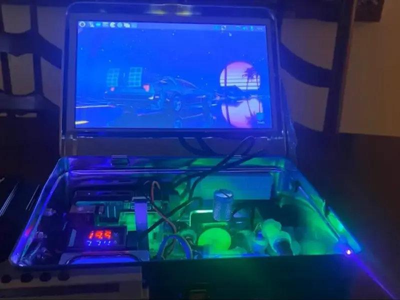 Costruirsi un cyberdeck è diventata l’ultima forma di protesta contro la prepotenza di Big Tech