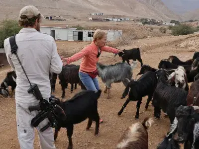 I volontari che fanno da scudo con il proprio corpo a un villaggio palestinese contro i coloni israeliani