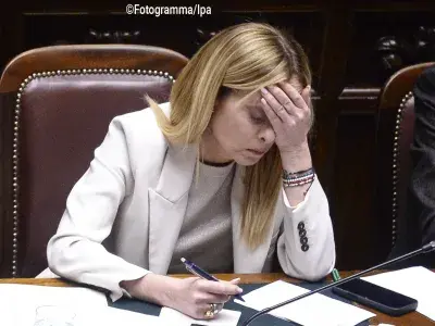 I giorni più difficili di Meloni, tra bugie, contraddizioni e false aperture