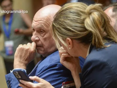 Referendum, l’ansia per l’esito dietro i comizi sguaiati di Meloni. Attacco ai giudici chiavistello per scardinare la Costituzione