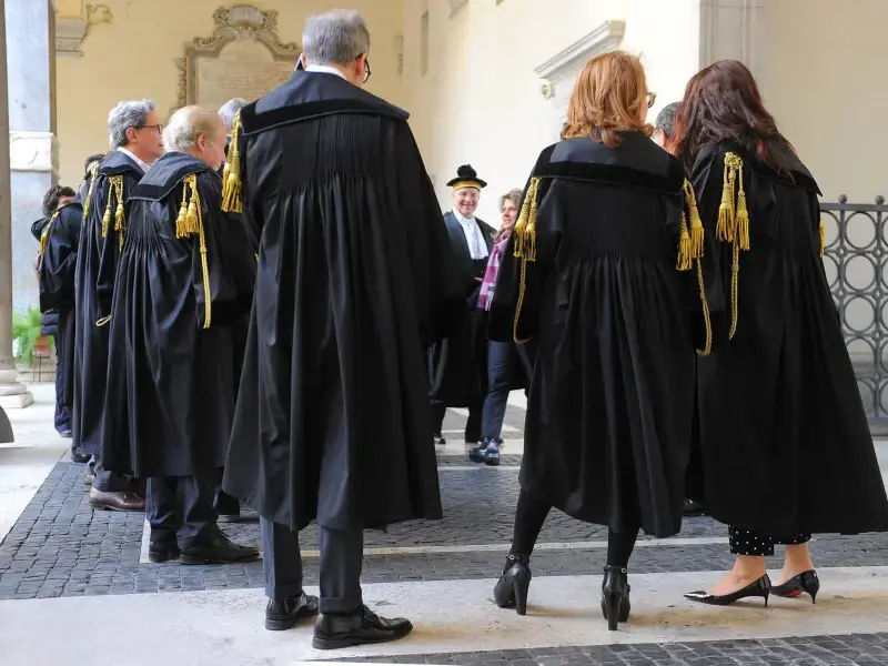 Gli avvocati trattati come servi di regime con un premio a chi fa espatriare l’immigrato