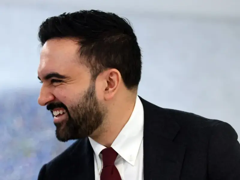 Bezos ha detto che Mamdani dovrebbe smetterla di prendersela con i miliardari e il giorno dopo Mamdani ha intimato ad Amazon di pagare 9 milioni di dollari di multe stradali arretrate