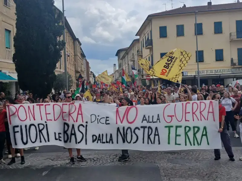 Pontedera: “No alla guerra” dalla Piaggio alla base NATO