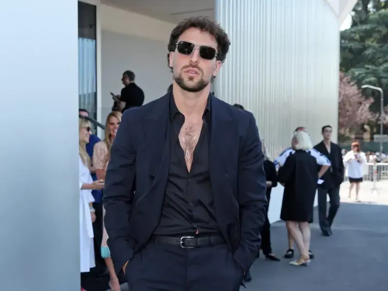 Per la prima volta nella sua storia Prada ha scelto un ambassador palestinese, il musicista Saint Levant