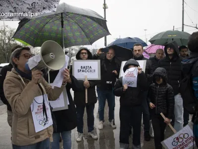 Rogoredo: i tanti interrogativi sulla morte del giovane ucciso da un poliziotto nel bosco dello spaccio