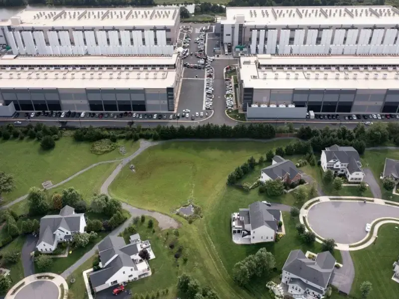 E se tutta questa corsa alla costruzione dei data center si spiegasse con la cara, vecchia speculazione edilizia?