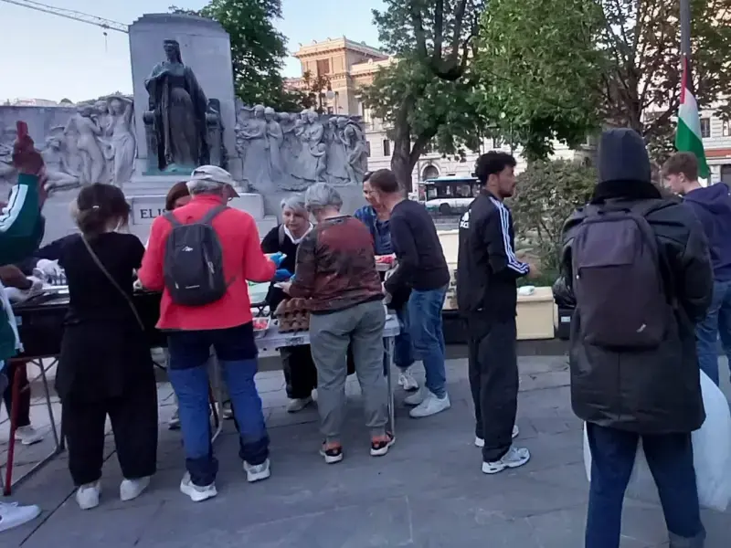 La Piazza del mondo mostra che cercar di vivere è scandaloso