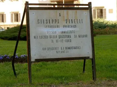 Una targa per dire che “La strage fu di Stato e Pinelli fu assassinato”