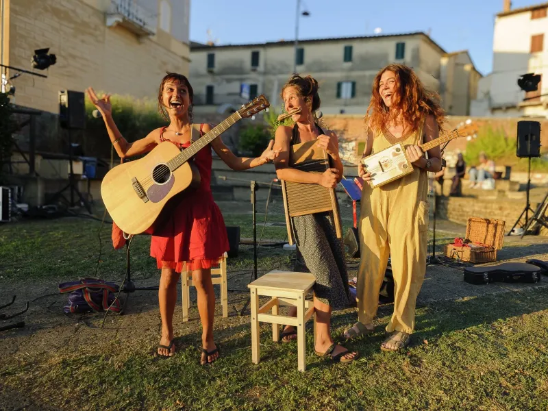 Geografie del femminile: la Toscana oltre lo stereotipo turistico