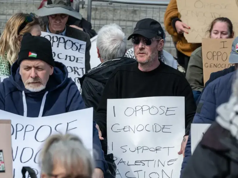 Mentre faceva uscire il nuovo singolo, preparava un tour continentale e invitava a boicottare l’Eurovision, Robert Del Naja dei Massive Attack ha trovato anche il tempo di farsi arrestare a una manifestazione pro Palestina