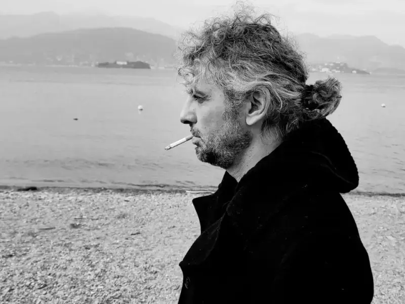 Sull’orlo dell’abisso: "Fine Capitale Mai" è il presente che si finge distopia