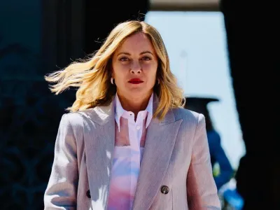 La solita Meloni: racconta il paese che non c’è, parla a suo piacere e non risponde