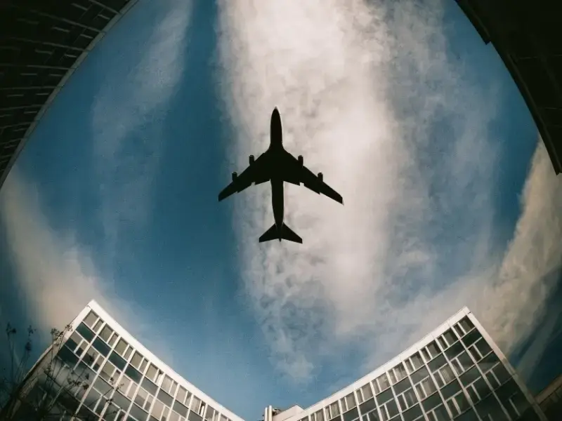 Record di emissioni nell'aviazione europea: chi vola non paga il conto del clima