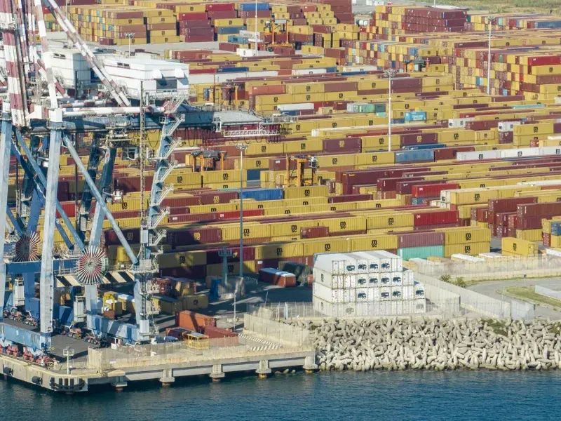 Inizia dai porti l’opposizione operaia al transito in Italia di armi destinate a Israele