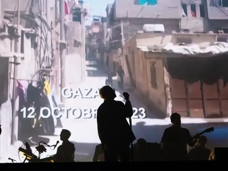 I Massive Attack sono stati banditi a vita da Singapore dopo aver esposto la bandiera della Palestina durante un concerto