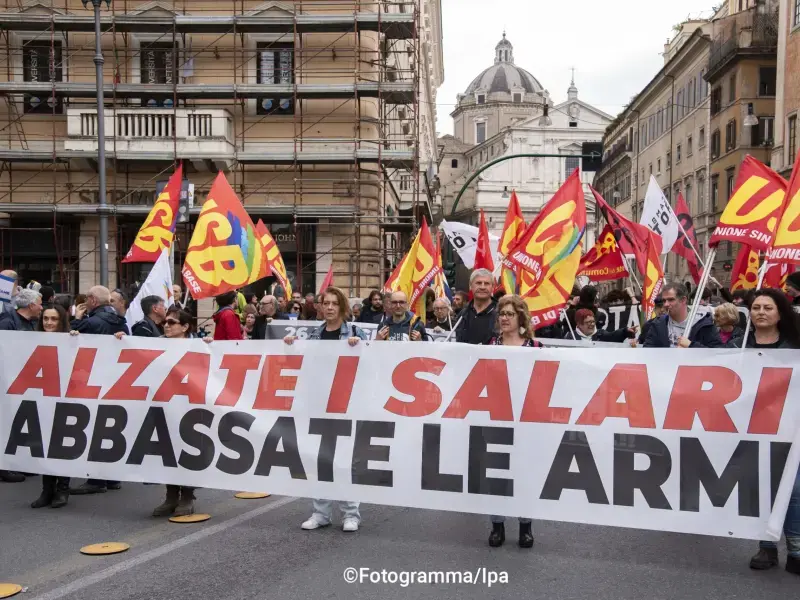 Emergenza salari e ingiustizia fiscale: dopo quattro manovre il governo fa i conti con il suo fallimento