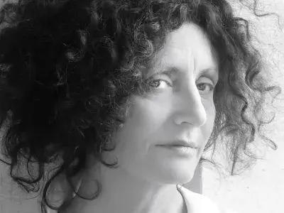 Monica Taverniti e L'arte dell'errore: perché la "manualità imperfetta" è l'unico antidoto all'algoritmo
