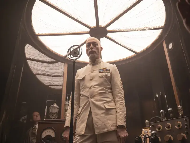 Il film su D’Annunzio (ben finanziato) è una sgangherata spy story tinta di rosa che piace ai meloniani