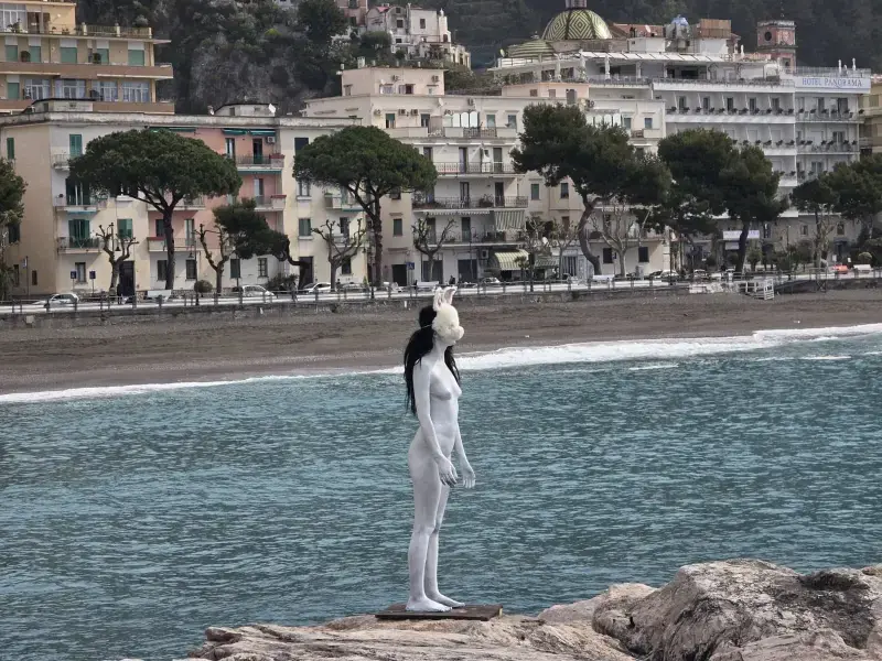 Grave – Donna Coniglio: sulla soglia dell’invisibile