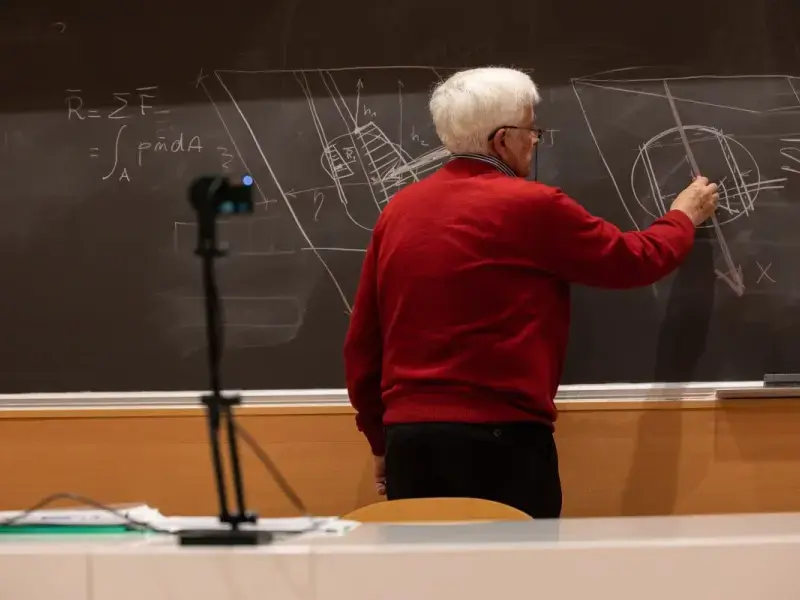 Ogni mattina in Italia un professore si sveglia e sa che dovrà pensare più veloce di ChatGPT