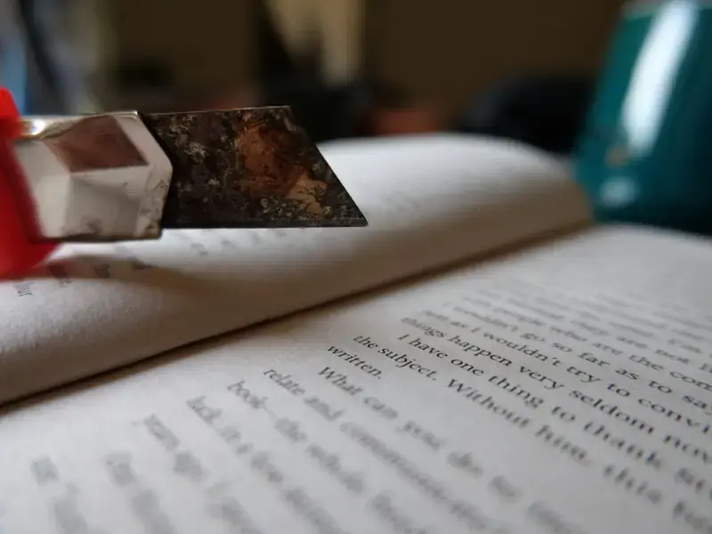 Fahrenheit Ai. Perché le aziende di intelligenza artificiale comprano (e distruggono) i libri rari