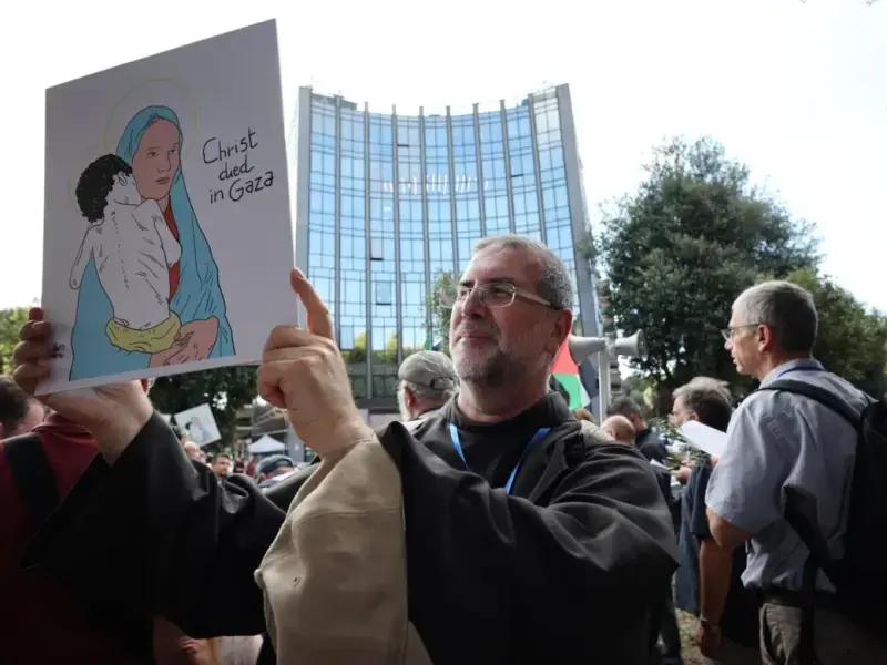 “Portiamo davanti a Leonardo i nomi dei bambini uccisi a Gaza”. I preti contro il genocidio.